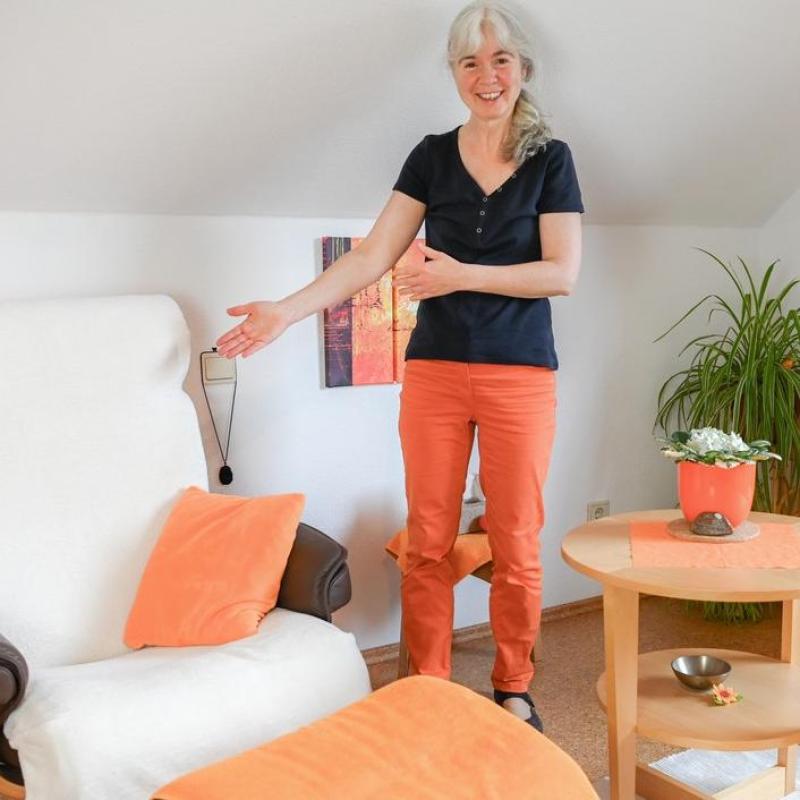 Praxis-Sessel-Einladung-Kissen-li-re__35